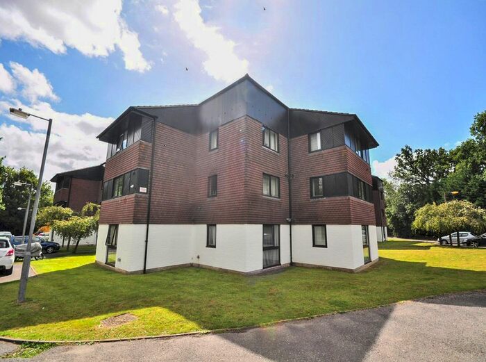 1 Bedroom Flat To Rent In Camelot Court, Ifield, RH11