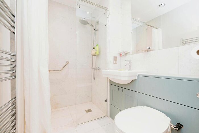 2 Bedroom Flat For Sale In High Road, Loughton, Essex, IG10