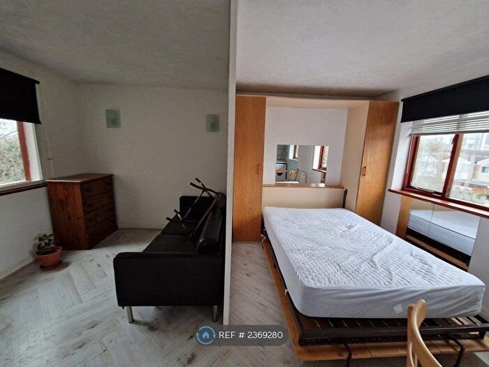 Studio To Rent In Bowles Hall, Brentford, TW8