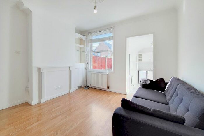 3 Bedroom Cottage To Rent In Derinton Road, London, SW17