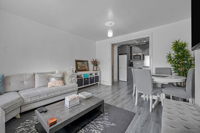 2 Bedroom Flat To Rent In Camden Road, London, N7