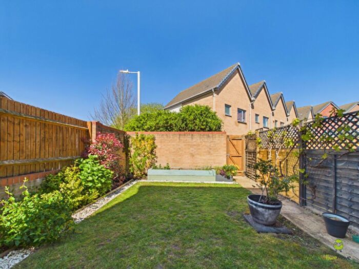 5 Bedroom Semi-Detached House For Sale In Little Red Walk, Questor, Dartford, Kent, DA1