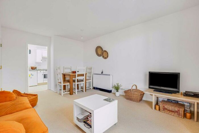 2 Bedroom Flat To Rent In Winterburn Close, Winterburn Close, N11