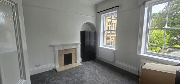 3 Bedroom Apartment To Rent In Gledhow Lane, Leeds, West Yorkshire, LS8