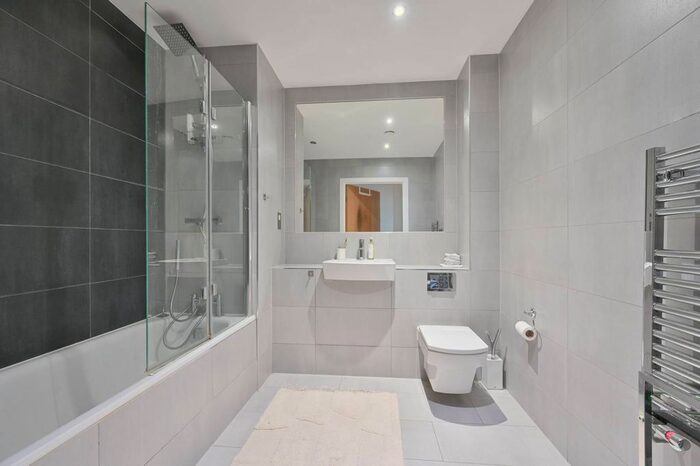 2 Bedroom Flat For Sale In East Street, Elephant And Castle, London, SE17