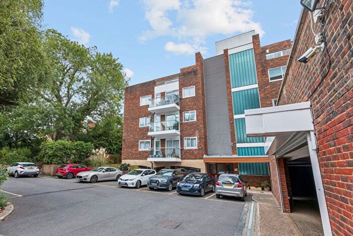 2 Bedroom Flat For Sale In Oak Lodge Close, Stanmore, HA7