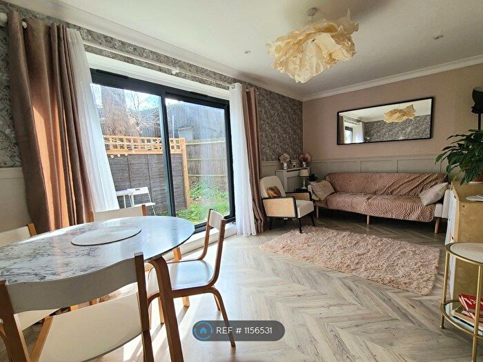 2 Bedroom Flat To Rent In Mayford Close, London, SW12