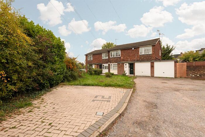 2 Bedroom Maisonette For Sale In Grosvenor Court, London, N14