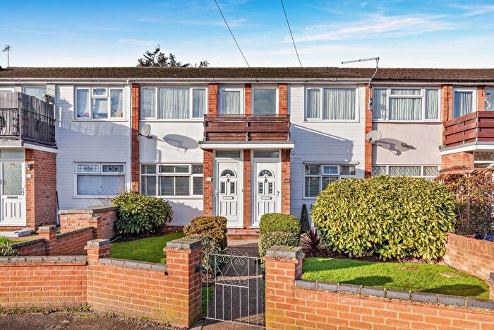2 Bedroom Maisonette For Sale In Udall Gardens, Romford, RM5