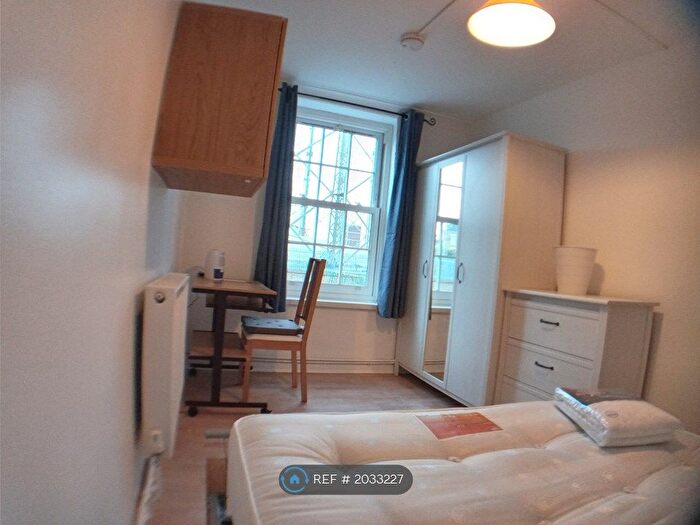 3 Bedroom Flat To Rent In Read House, London, SE11