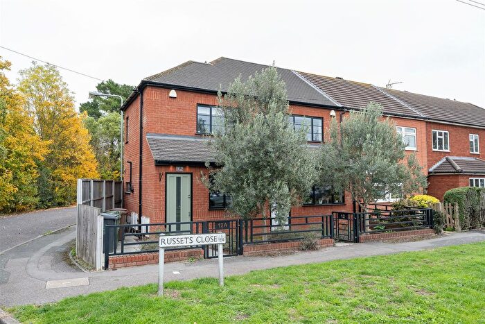 2 Bedroom Maisonette For Sale In Russets Close, Chingford, E4