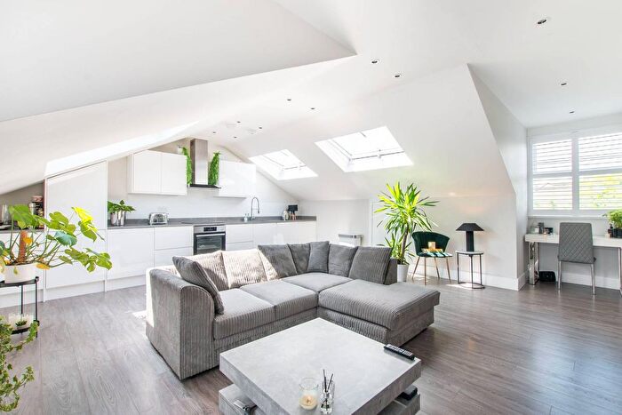 3 Bedroom Flat To Rent In Boston Manor Road, Boston Manor, Brentford, TW8