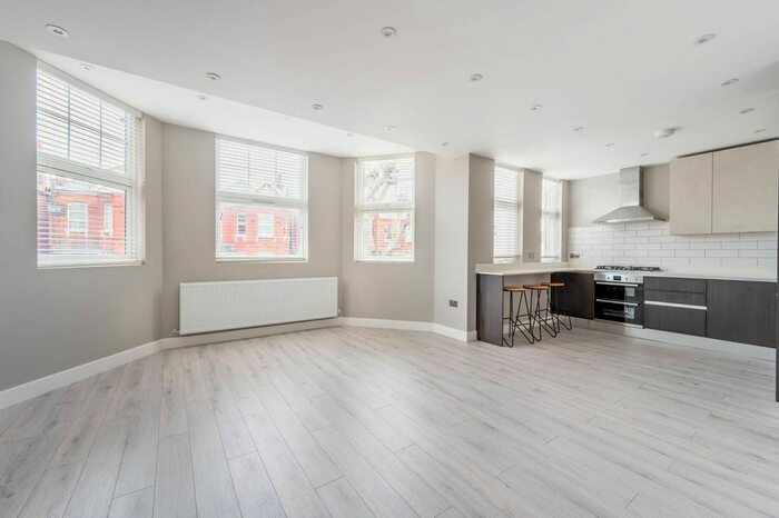 3 Bedroom Flat To Rent In Prout Grove, Neasden, London, NW10