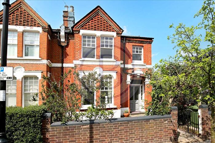 3 Bedroom Apartment For Sale In Tytherton Road, London, N19