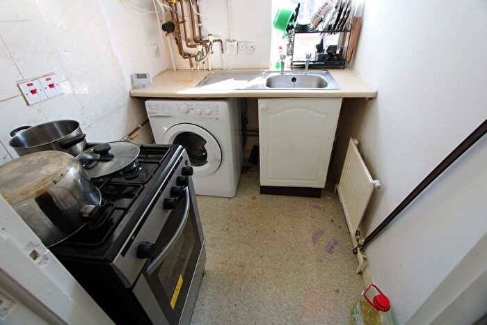 2 Bedroom Flat To Rent In Garratt Lane, London, SW17