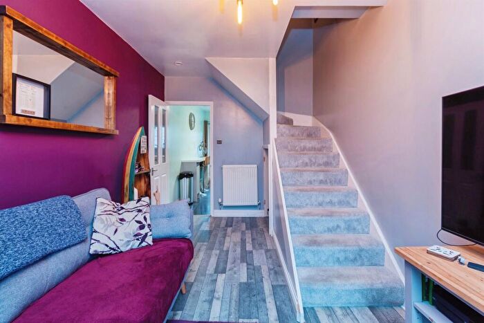 2 Bedroom End Of Terrace House For Sale In Northern Road, Aylesbury, HP19