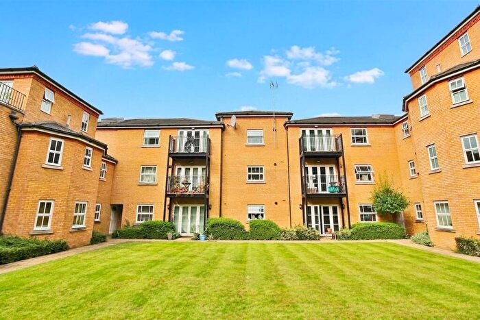 2 Bedroom Flat For Sale In White Lodge Close, Isleworth, TW7