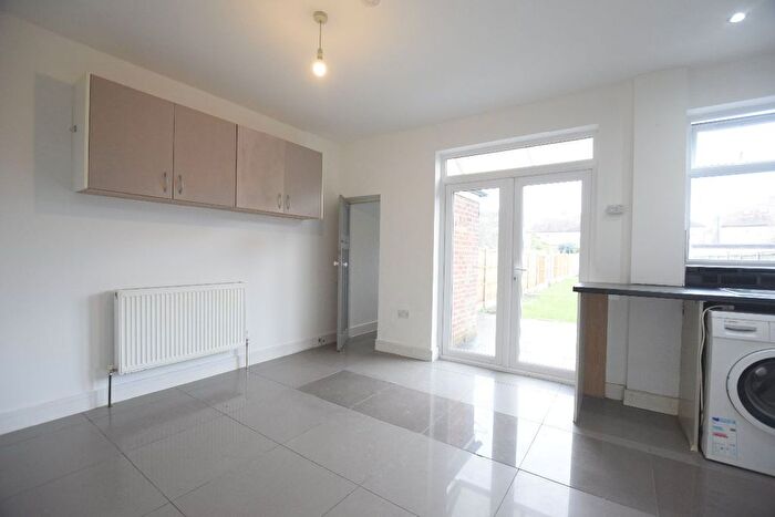 6 Bedroom Semi-Detached House To Rent In Hainault Road, Romford, RM5