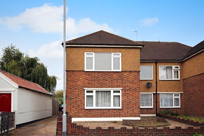 2 Bedroom Flat To Rent In Whalebone Grove, Romford, RM6