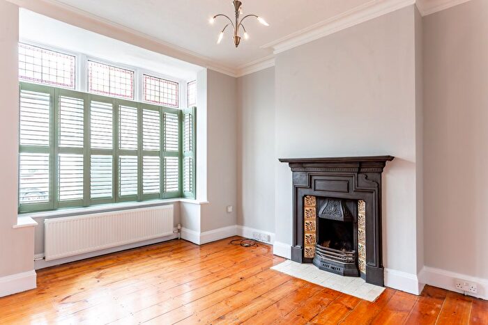 1 Bedroom Flat To Rent In York Road, Brentford, TW8