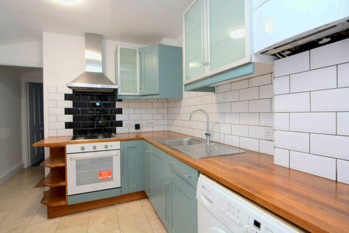 2 Bedroom Apartment To Rent In Roding Road, London, E5