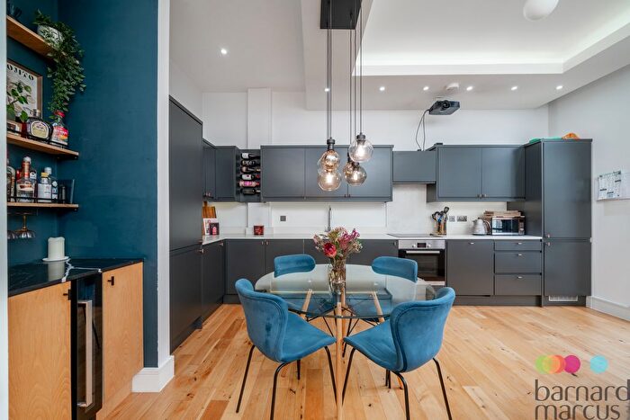 2 Bedroom Flat For Sale In High Road, London, N12