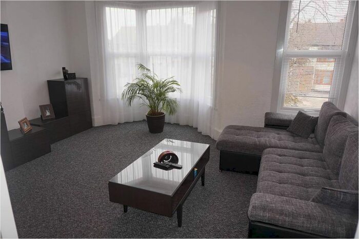 3 Bedroom Flat To Rent In Greenleaf Road, Walthamstow, London, E17