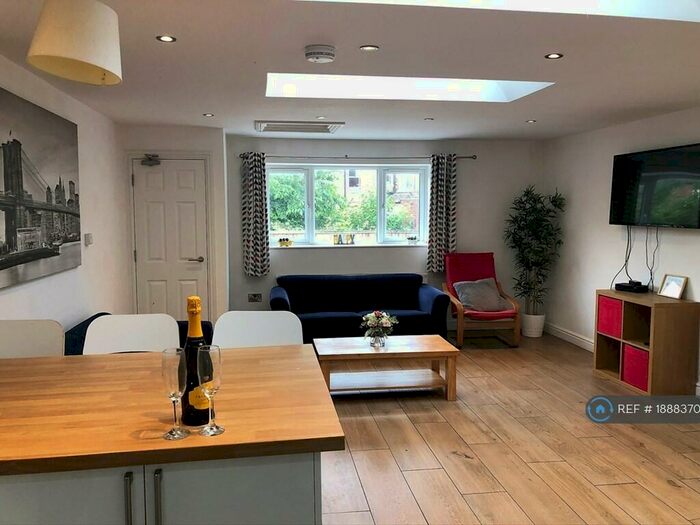 7 Bedroom Semi-Detached House To Rent In Lenton Boulevard, Nottingham, NG7