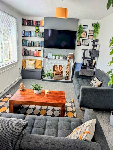 2 Bedroom Maisonette To Rent In Manor Close, Barnet, Herts, EN5