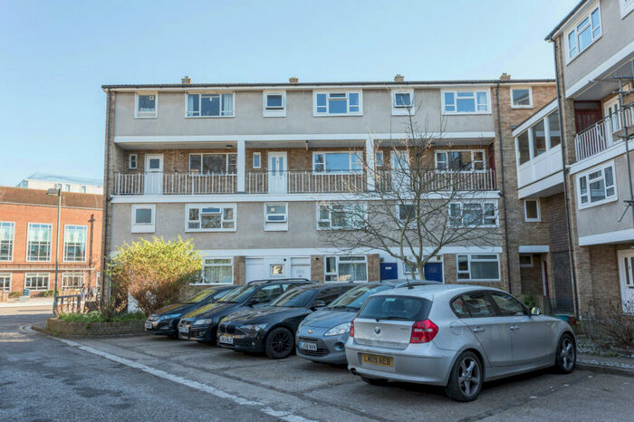 3 Bedroom Apartment To Rent In Penrhyn Gardens, Kingston Upon Thames, Surrey, KT1