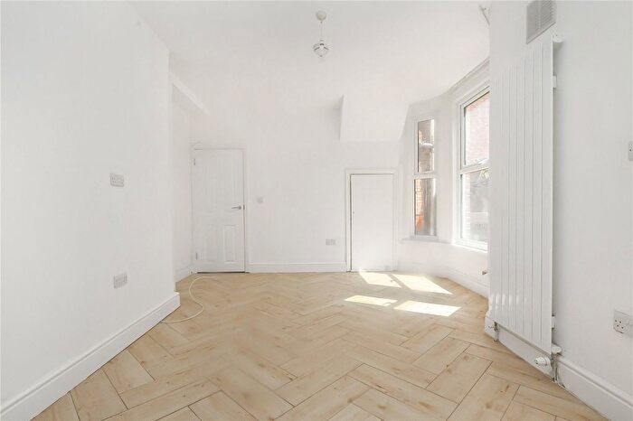 1 Bedroom Flat To Rent In Knights Hill, London, SE27