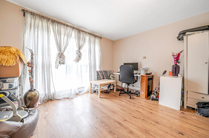 2 Bedroom Flat For Sale In Etfield Grove, Sidcup, DA14