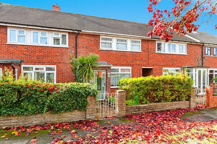 3 Bedroom Terraced House For Sale In Stanley Green East, Slough, SL3