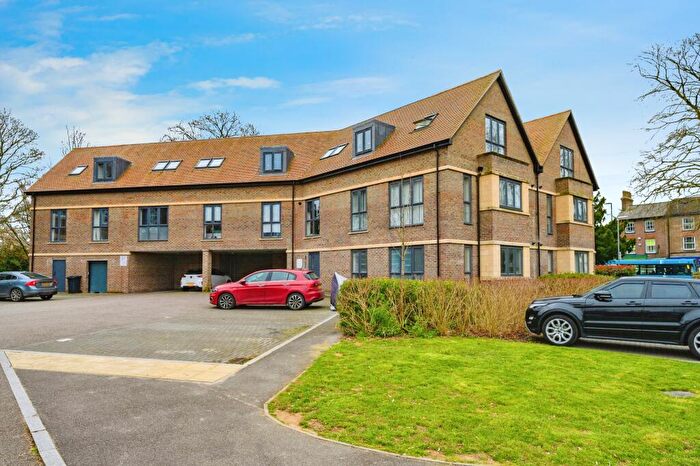 2 Bedroom Flat For Sale In Frances Drive, Dunstable, Bedfordshire, LU6