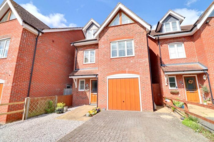 4 Bedroom Detached House For Sale In Waterside Gardens, Purbrook, PO7