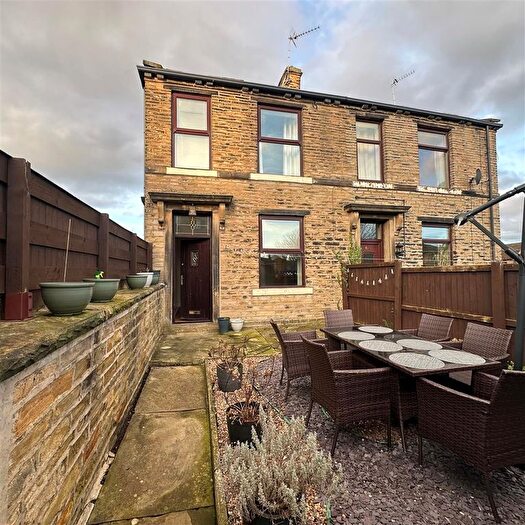 2 Bedroom Semi Detached House To Rent In New Mill Yard, Cross Road, Idle, BD10