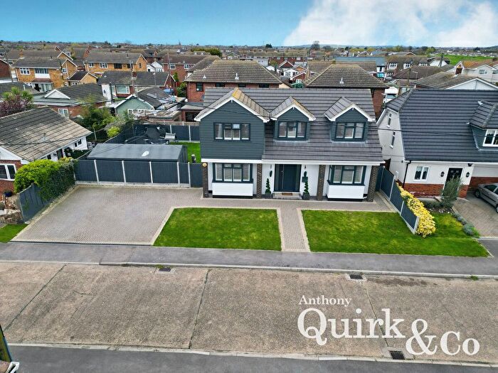 6 Bedroom Detached House For Sale In Hannett Road, Canvey Island, SS8
