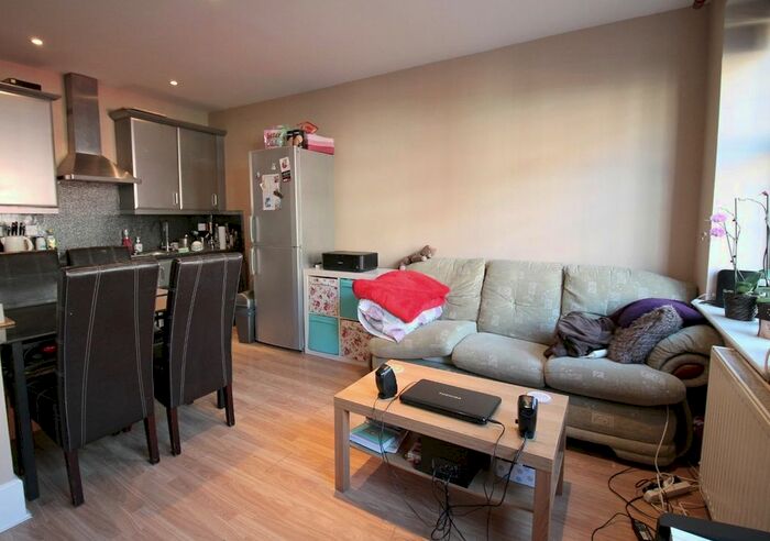 2 Bedroom Flat To Rent In Green Lanes, London, N13