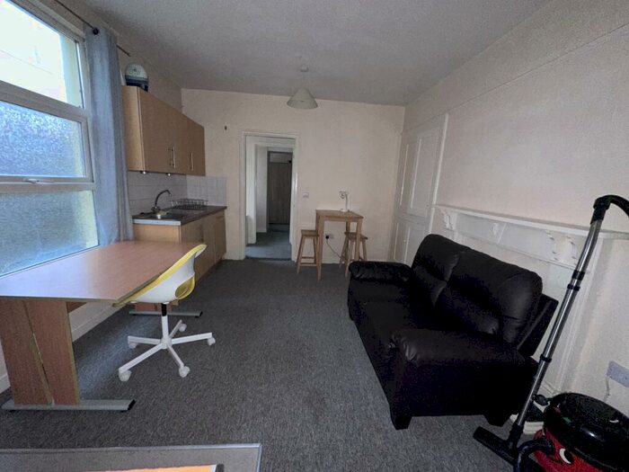 1 Bedroom Apartment To Rent In Woodland Terrace Flat, PL4