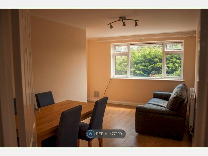 2 Bedroom Flat To Rent In Meadow Court, Hounslow, TW3