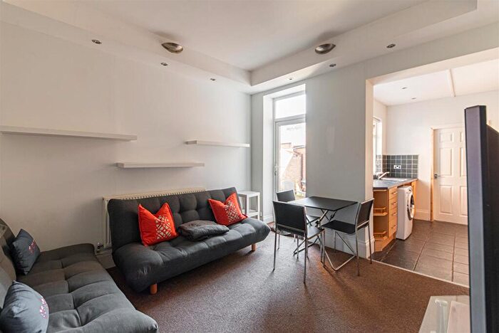 3 Bedroom Flat To Rent In Myrtle Grove, Jesmond, Newcastle Upon Tyne, NE2