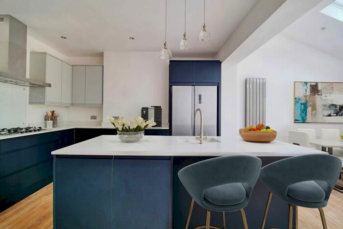 5 Bedroom Semi-Detached House To Rent In South Way, Croydon, CR0