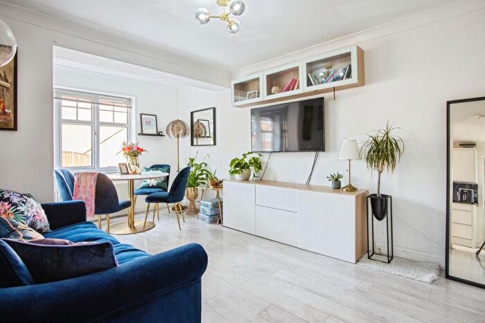 1 Bedroom Cluster House For Sale In Merlin Close, Morley, Leeds, LS27
