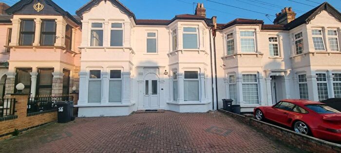 4 Bedroom Property To Rent In De Vere Gardens, Ilford, IG1
