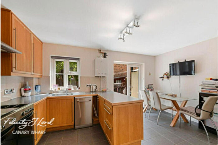 4 Bedroom Apartment To Rent In Severnake Close, London, E14