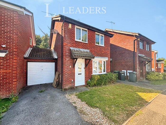 3 Bedroom Link Detached House For Sale In Spruce Avenue, Waterlooville, Hampshire, PO7