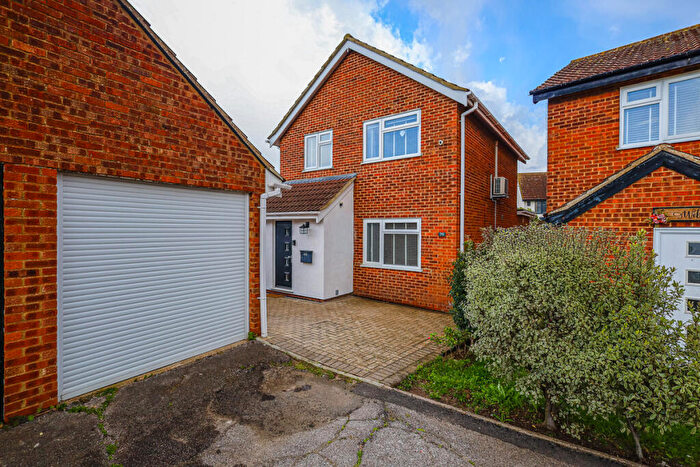 3 Bedroom Detached House For Sale In Fairfield Gardens, Leigh-on-sea, SS9