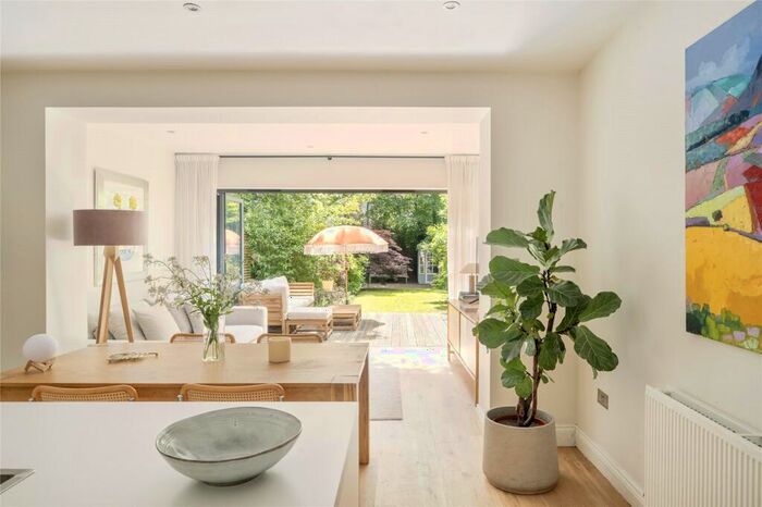 3 Bedroom Apartment To Rent In Brondesbury Road, London, NW6