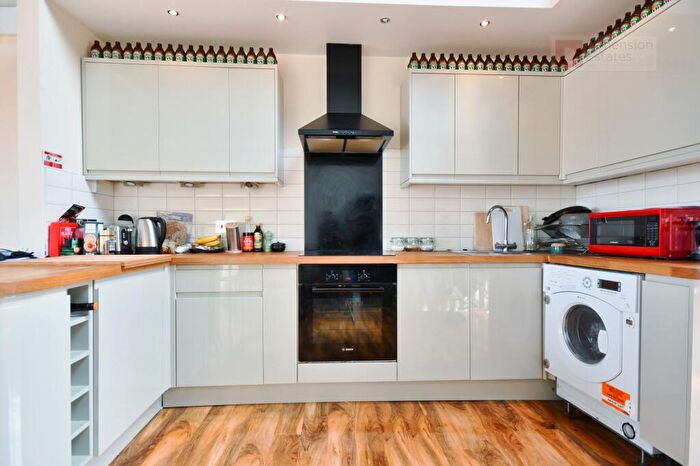 4 Bedroom Flat To Rent In Newark Street, Whitechapel, Aldgate, London, E1
