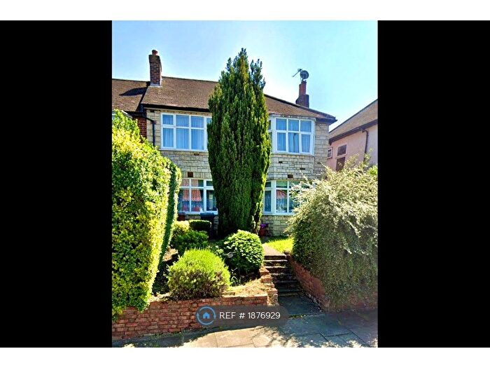 2 Bedroom Maisonette To Rent In Selwyn Court, Edgware, HA8